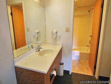 Super 8 By Wyndham Salina/scenic Hills Area Hotel