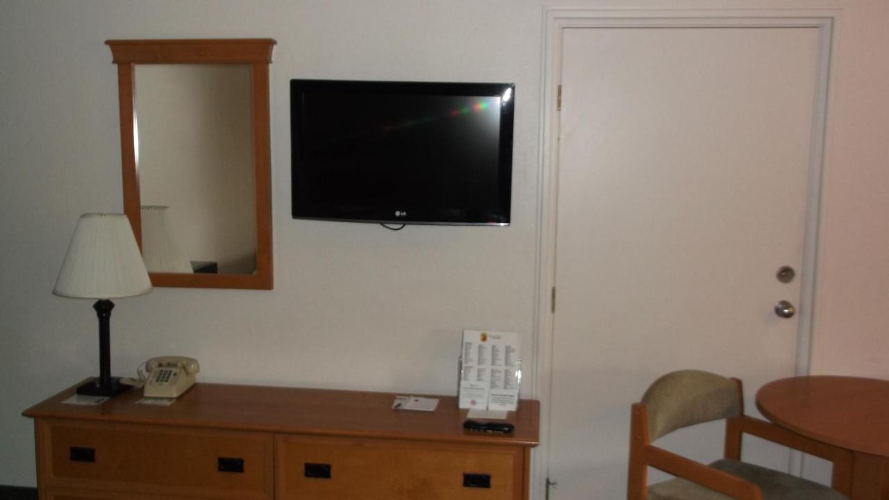Super 8 By Wyndham Salina/scenic Hills Area Hotel 2*